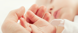 main de bébé qui dort